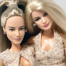 Полина и Лера демонстрируют новые бальные платья