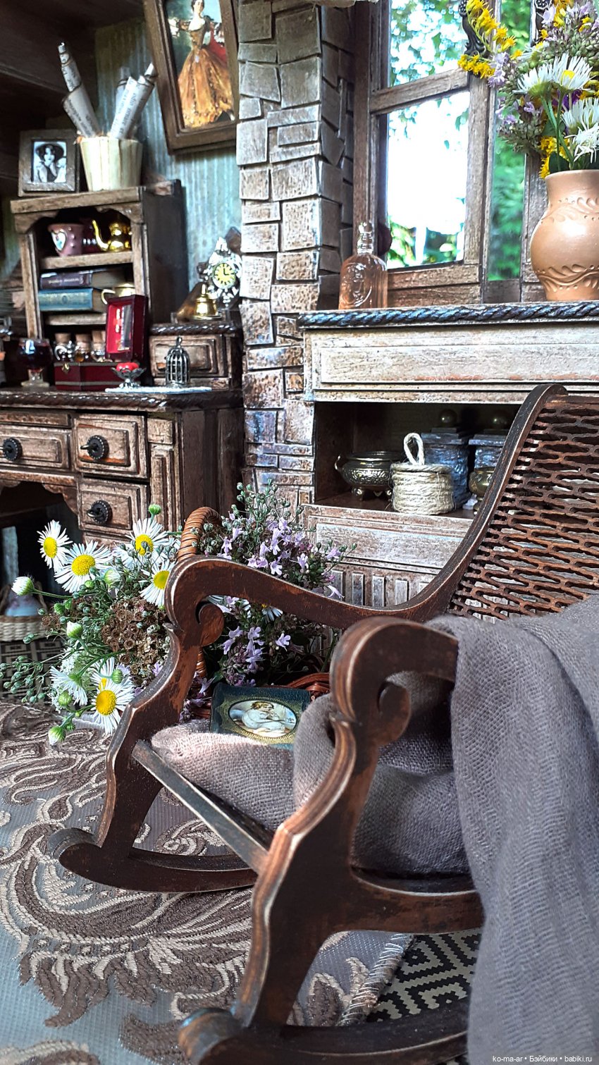 Комната с лестницей и окном