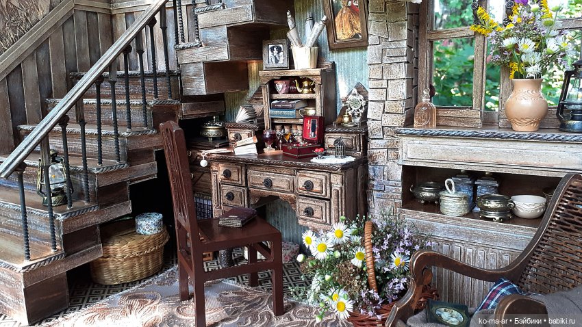 Комната с лестницей и окном