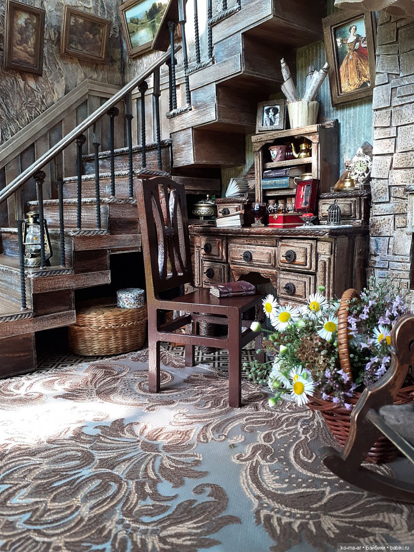 Комната с лестницей и окном