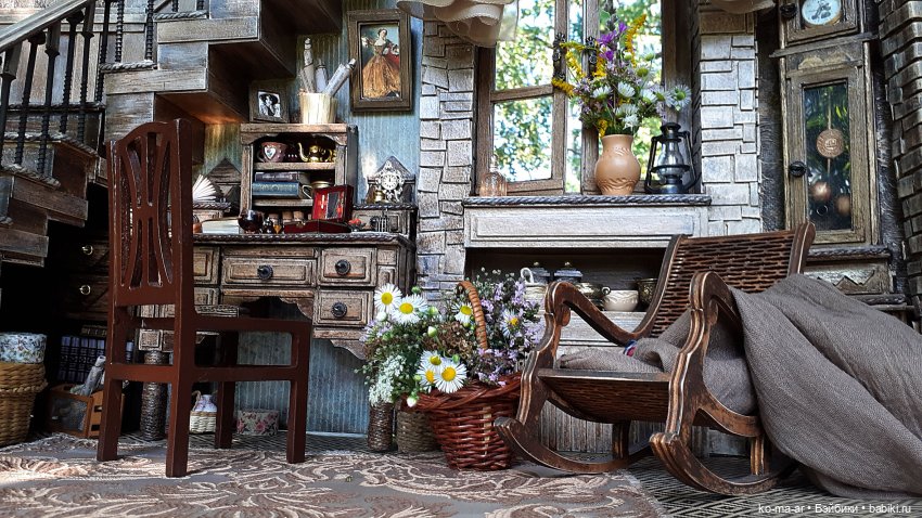 Комната с лестницей и окном