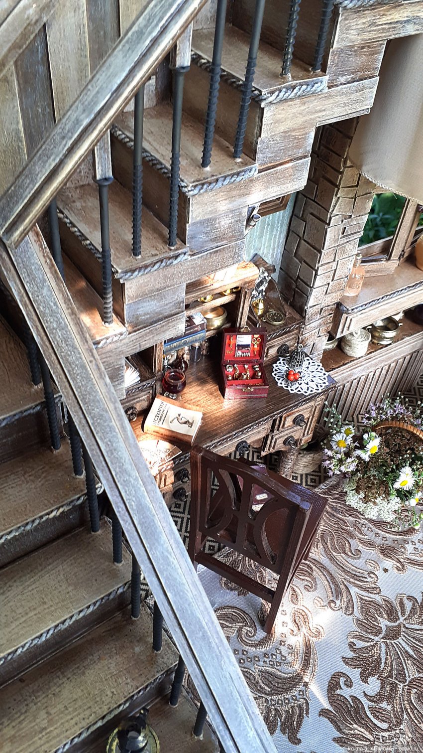 Комната с лестницей и окном