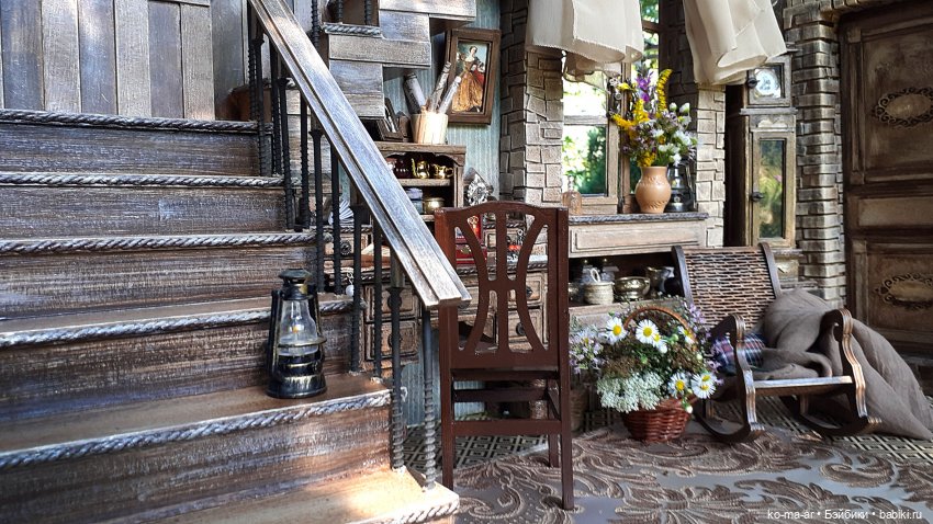 Комната с лестницей и окном