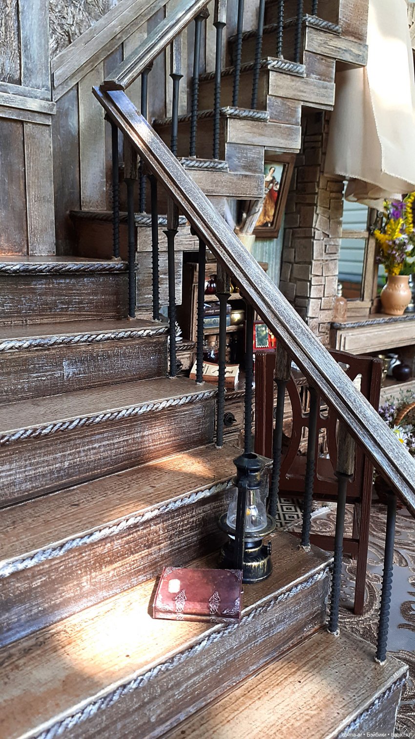 Комната с лестницей и окном (фото 9)