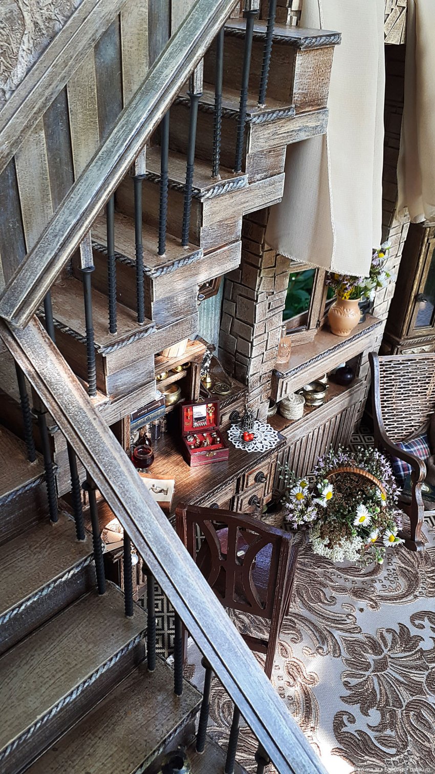 Комната с лестницей и окном