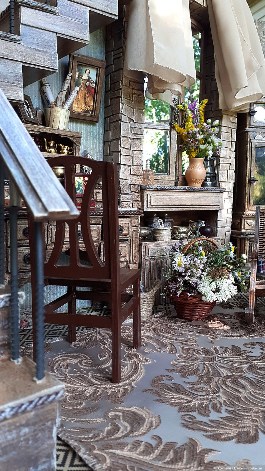 Комната с лестницей и окном