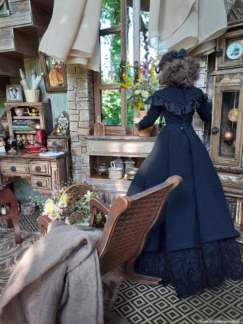 Комната с лестницей и окном