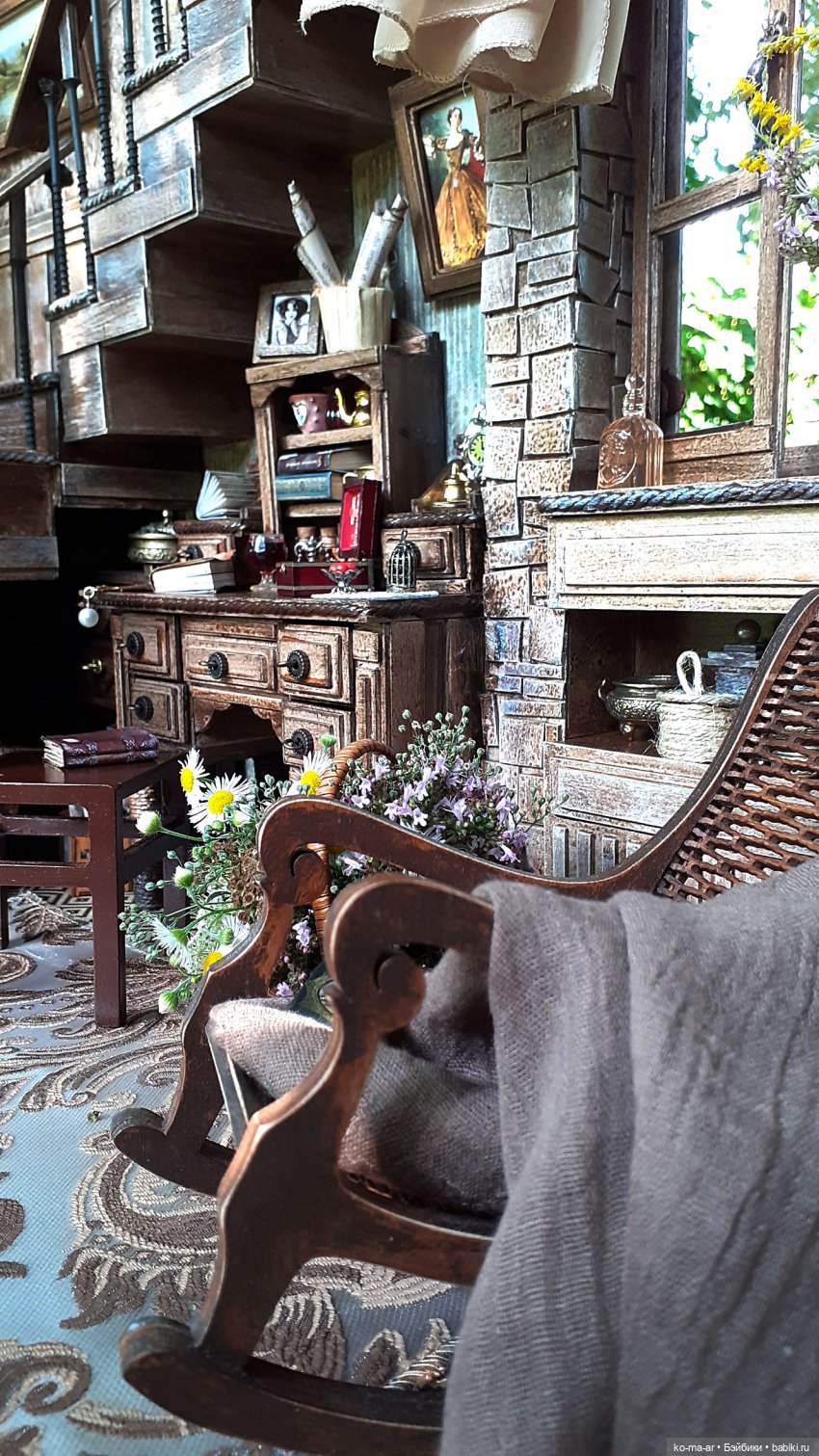 Комната с лестницей и окном