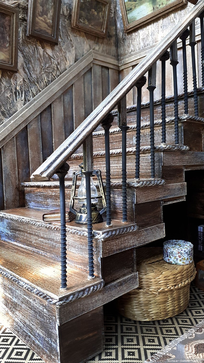 Комната с лестницей и окном