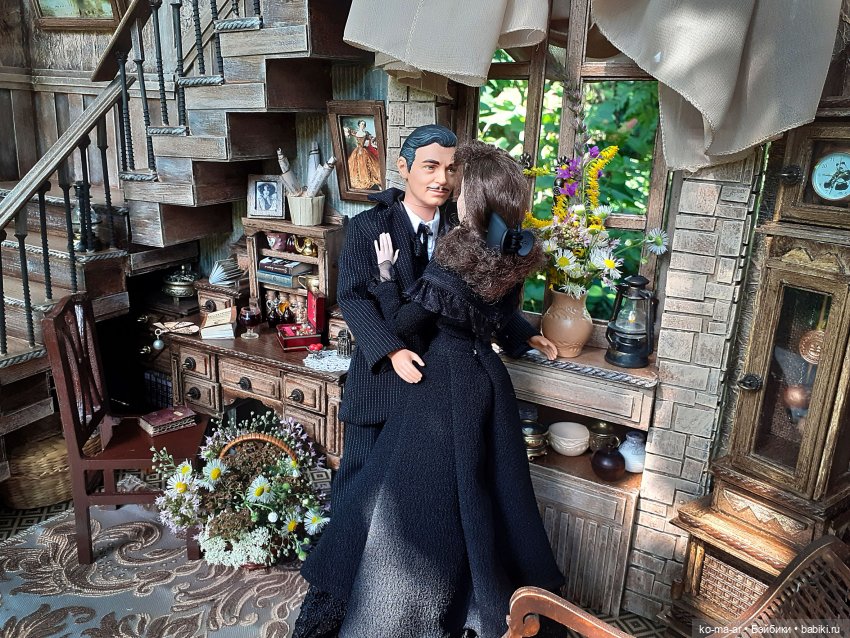 Комната с лестницей и окном