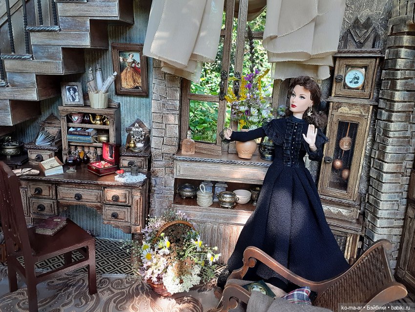 Комната с лестницей и окном