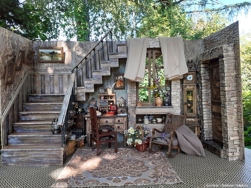 Комната с лестницей и окном