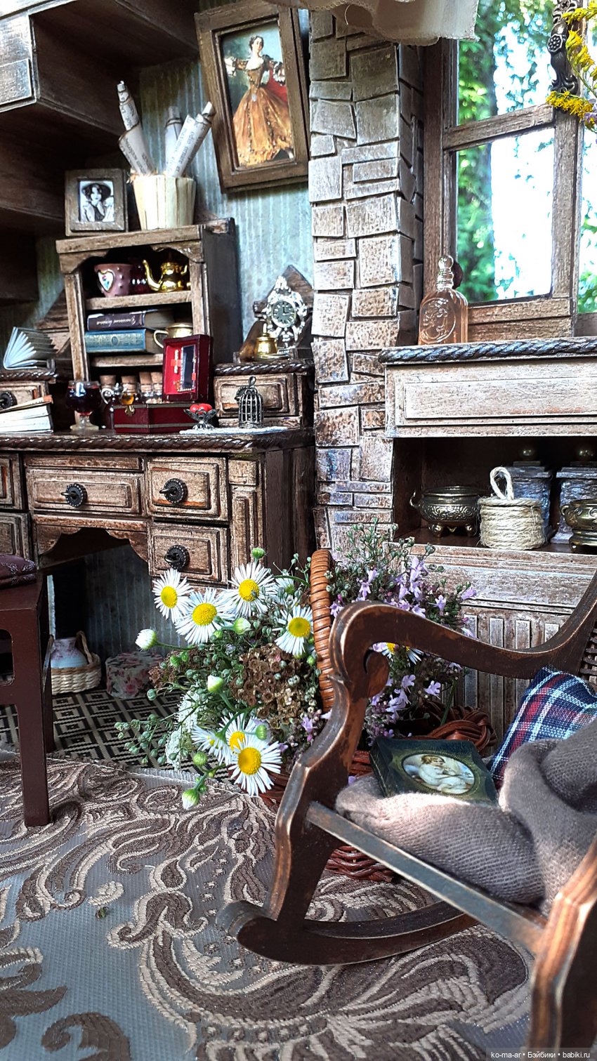 Комната с лестницей и окном