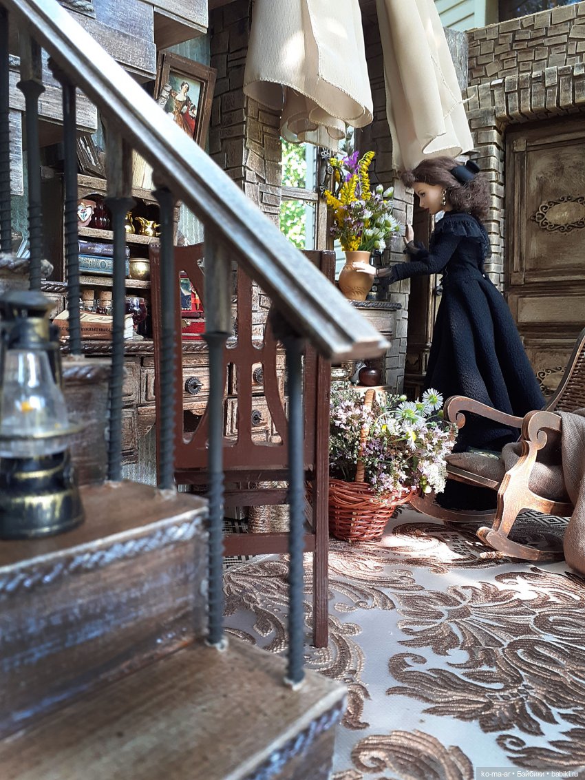 Комната с лестницей и окном