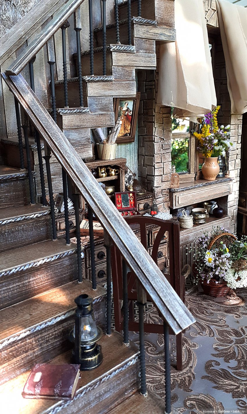 Комната с лестницей и окном (фото 8)