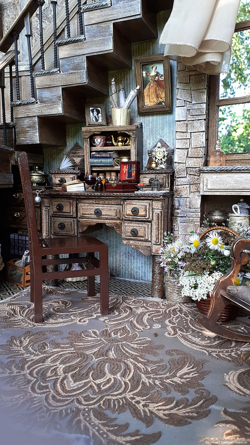 Комната с лестницей и окном