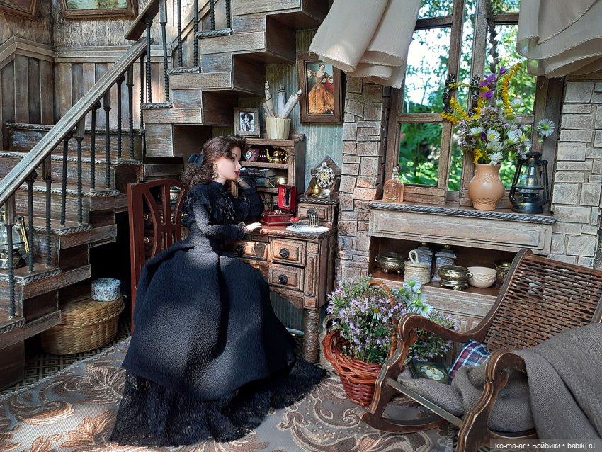 Комната с лестницей и окном