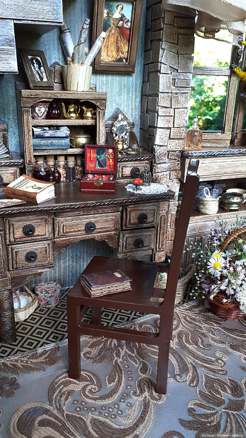 Комната с лестницей и окном