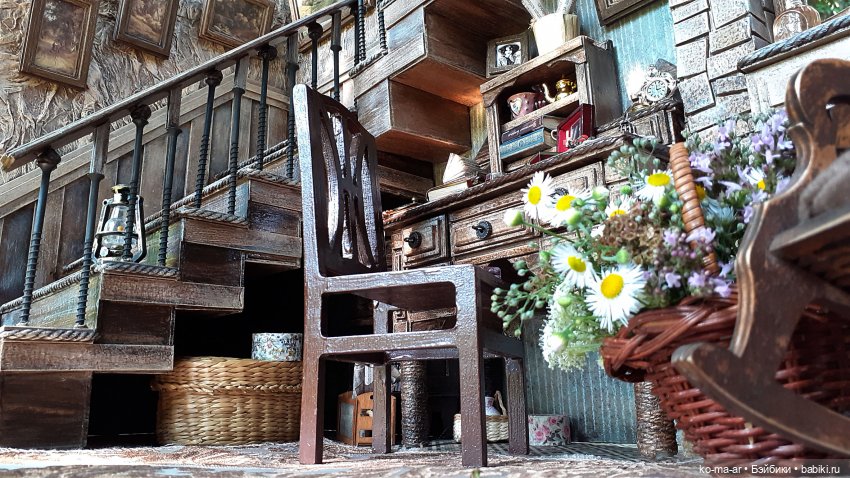 Комната с лестницей и окном