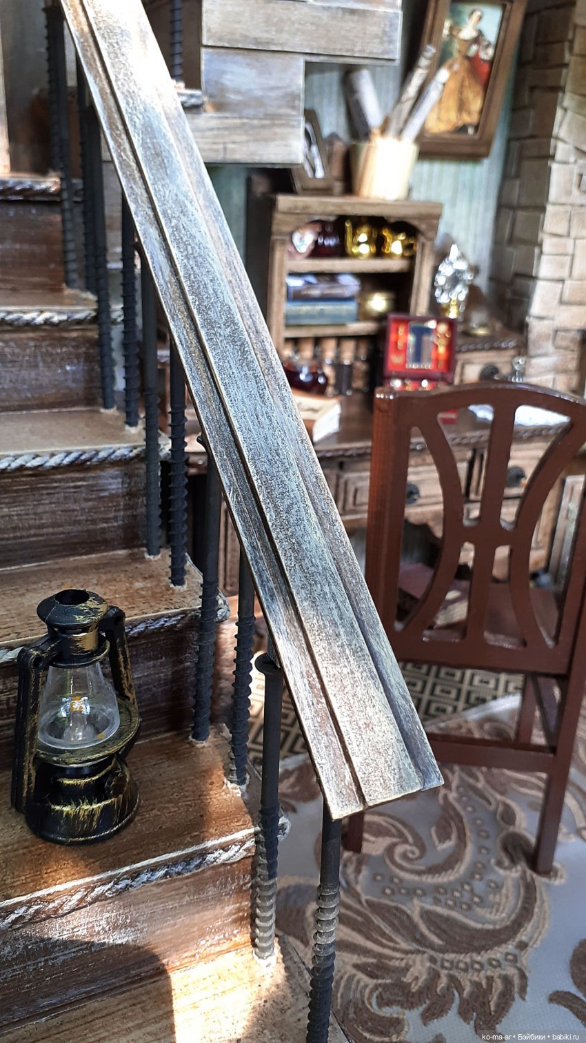 Комната с лестницей и окном