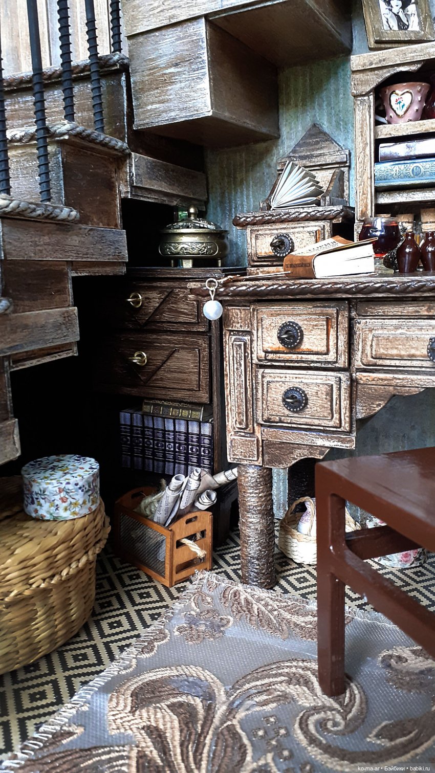 Комната с лестницей и окном