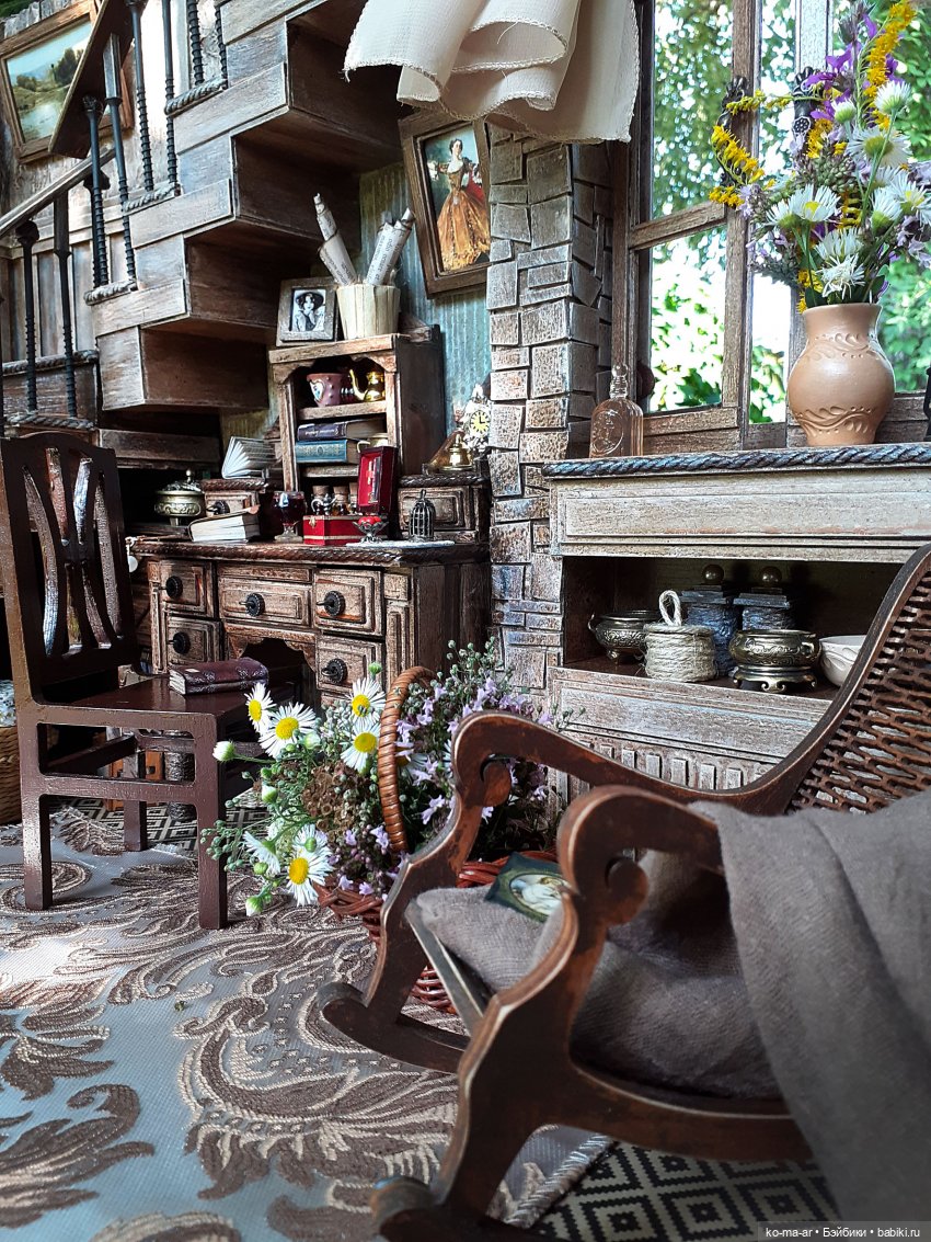 Комната с лестницей и окном