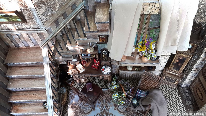 Комната с лестницей и окном