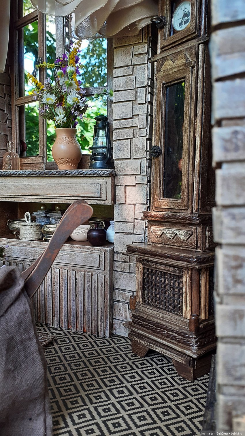 Комната с лестницей и окном