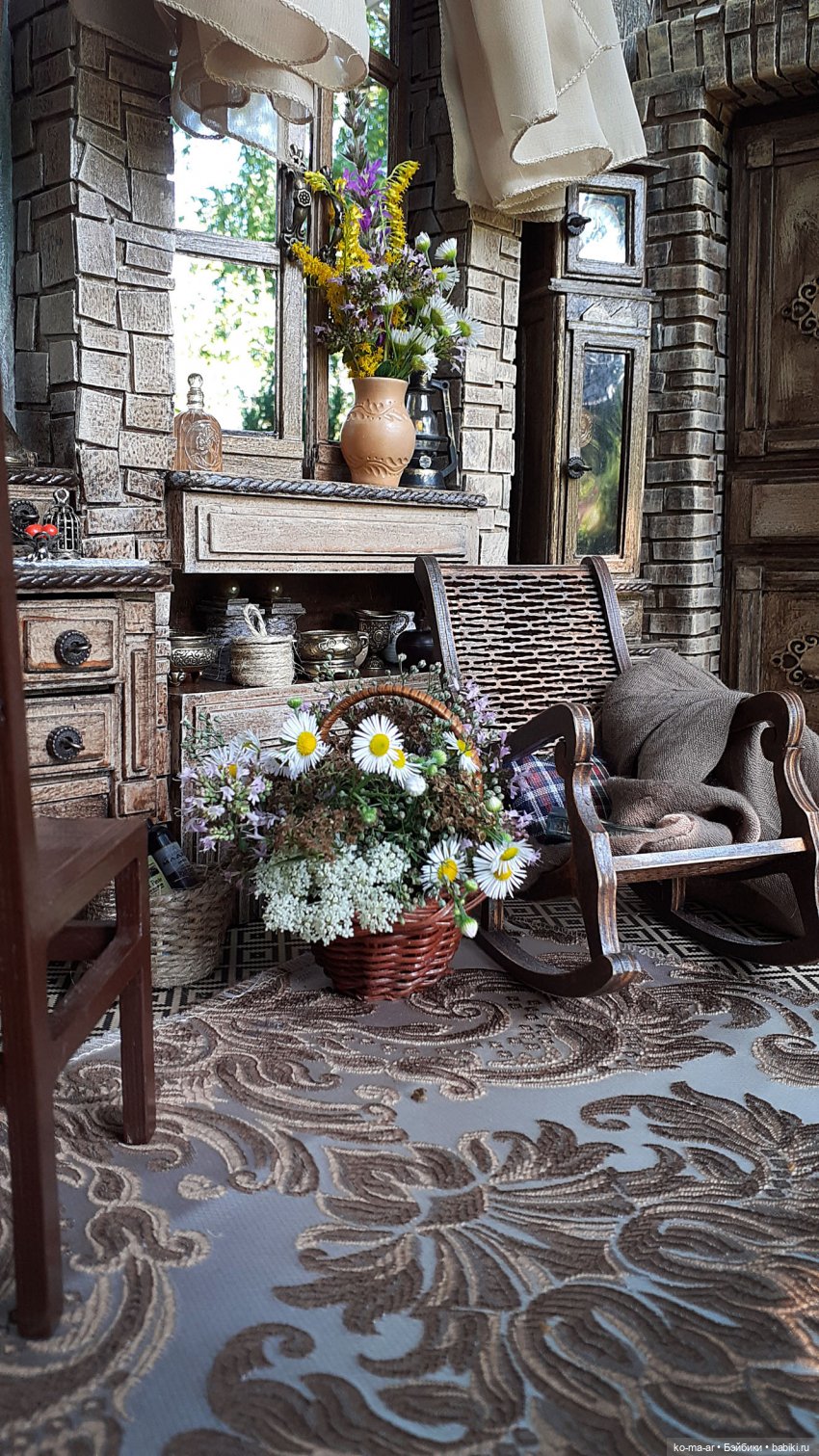 Комната с лестницей и окном