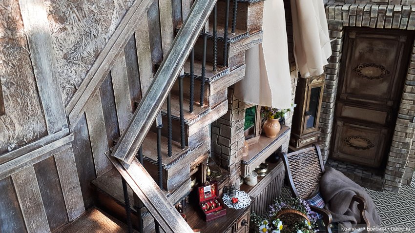 Комната с лестницей и окном