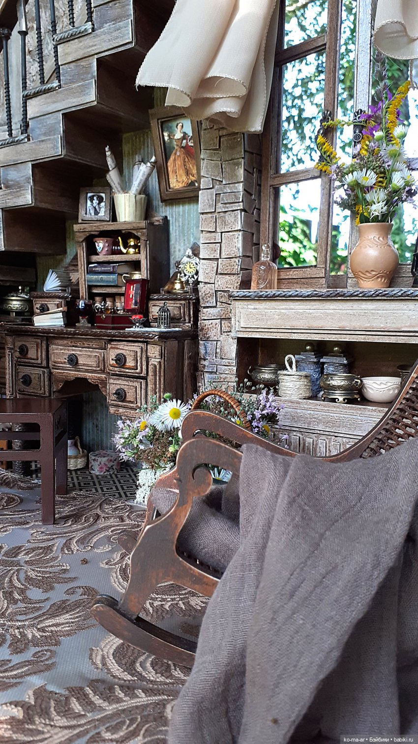 Комната с лестницей и окном