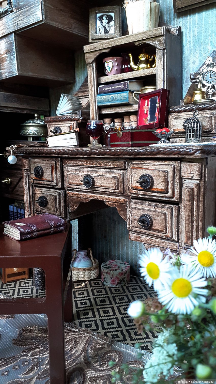 Комната с лестницей и окном