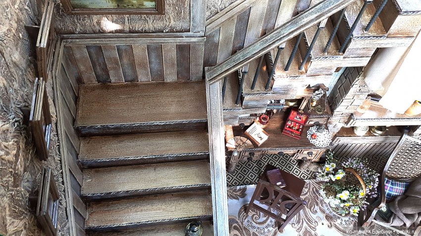 Комната с лестницей и окном