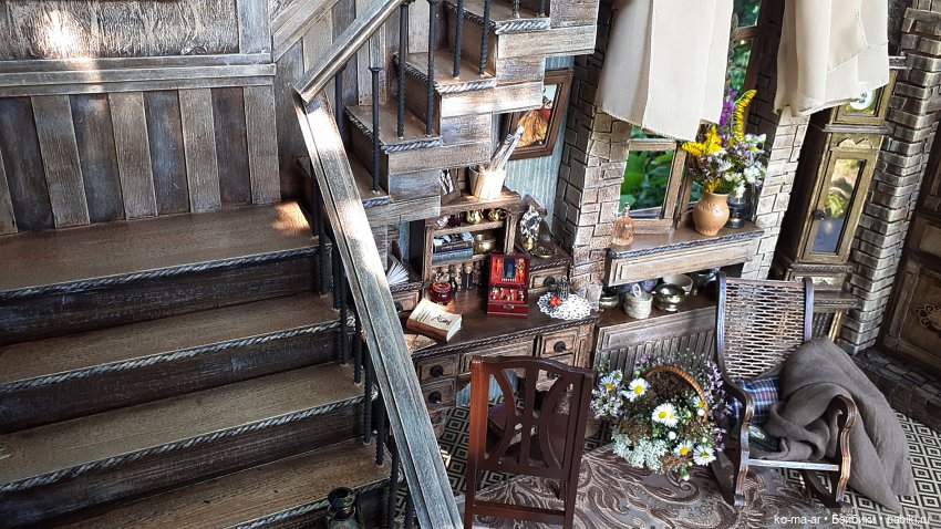 Комната с лестницей и окном