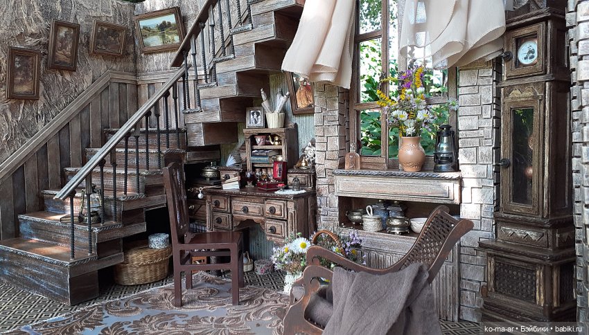 Комната с лестницей и окном (фото 6)