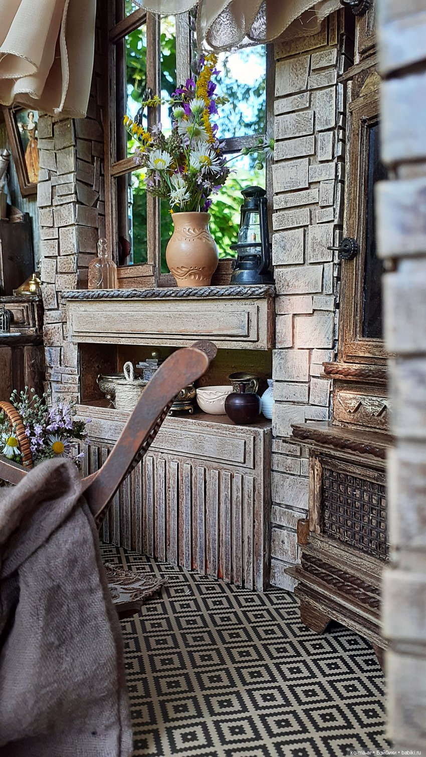 Комната с лестницей и окном