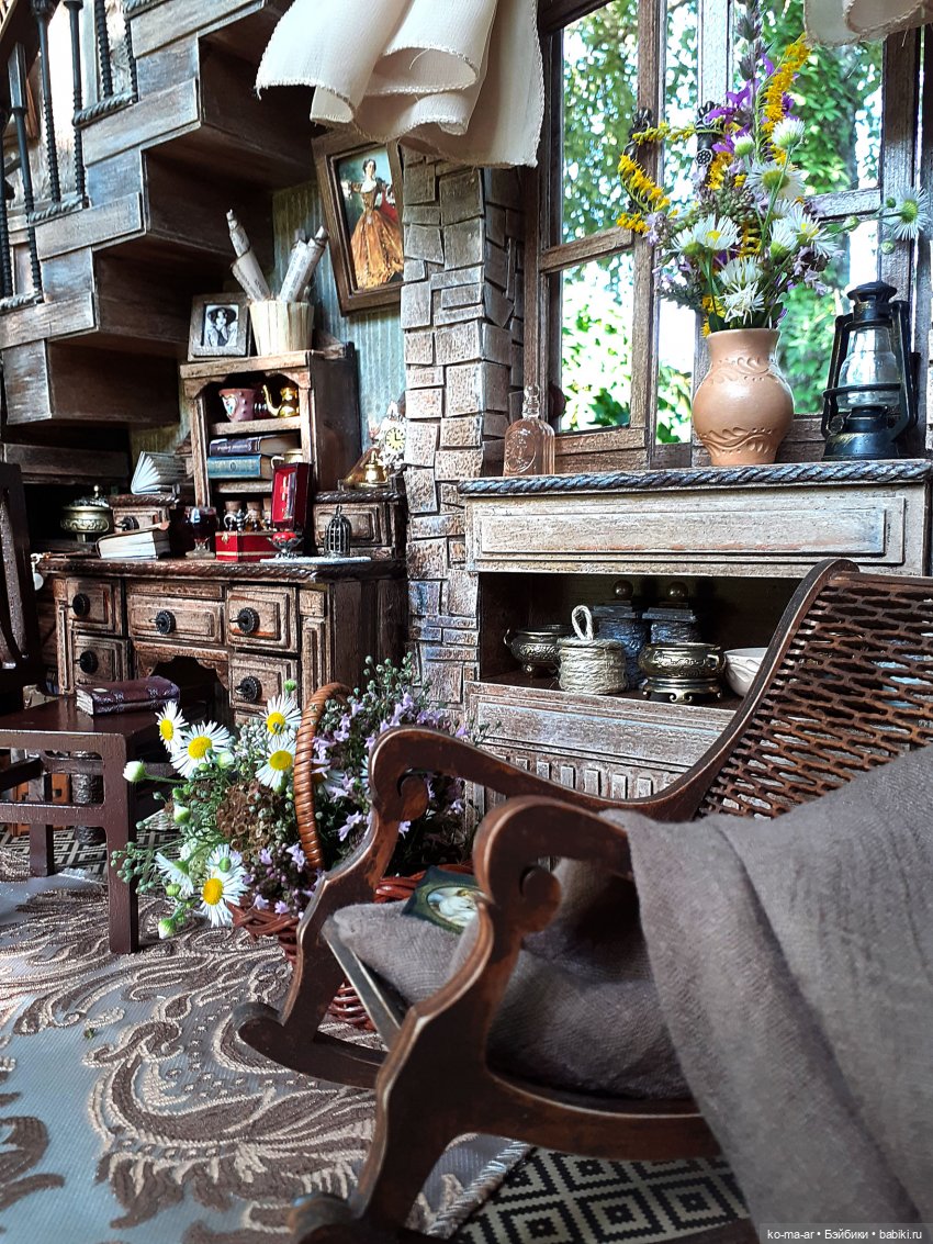 Комната с лестницей и окном