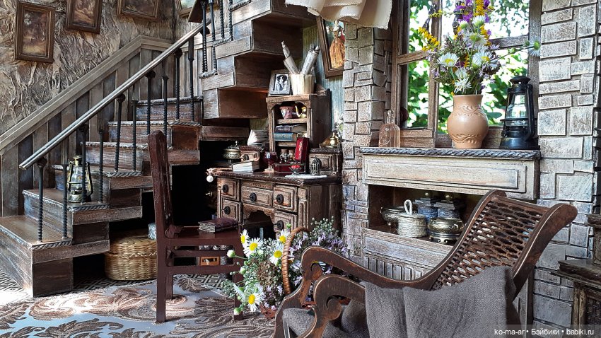 Комната с лестницей и окном