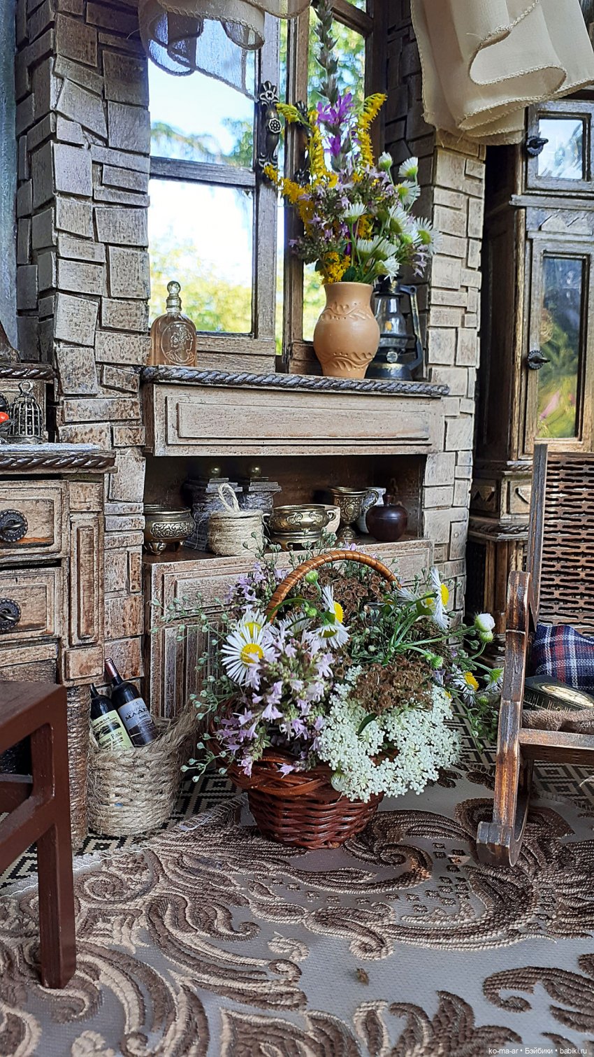 Комната с лестницей и окном