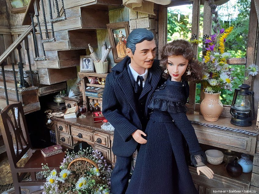 Комната с лестницей и окном