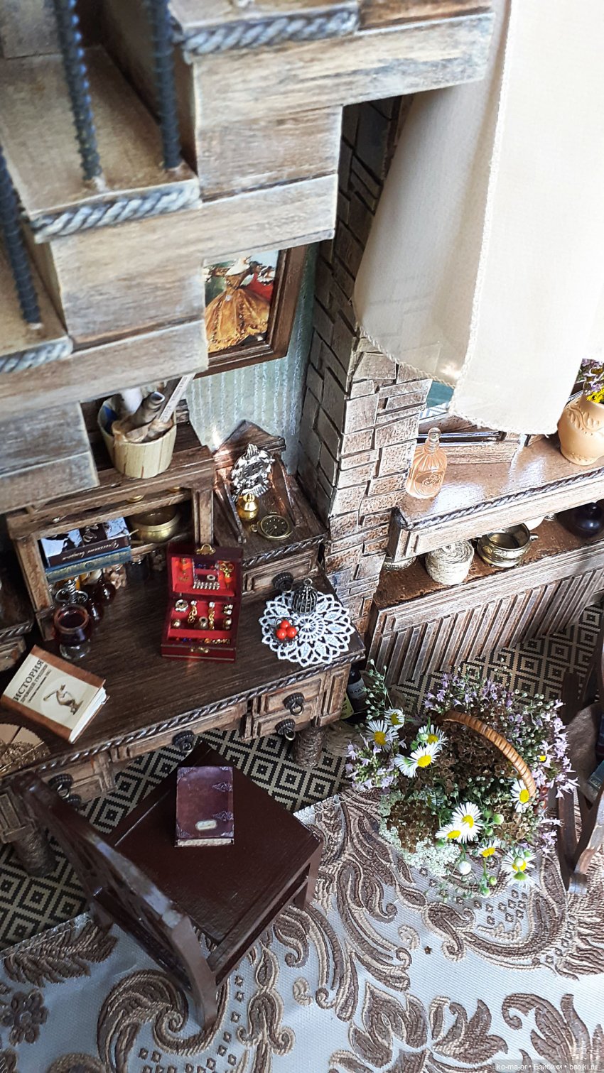 Комната с лестницей и окном