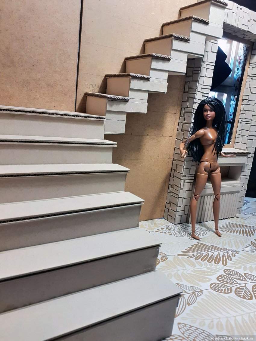 Комната с лестницей и окном (фото 2)