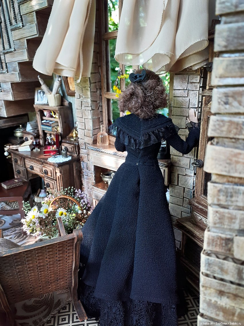 Комната с лестницей и окном