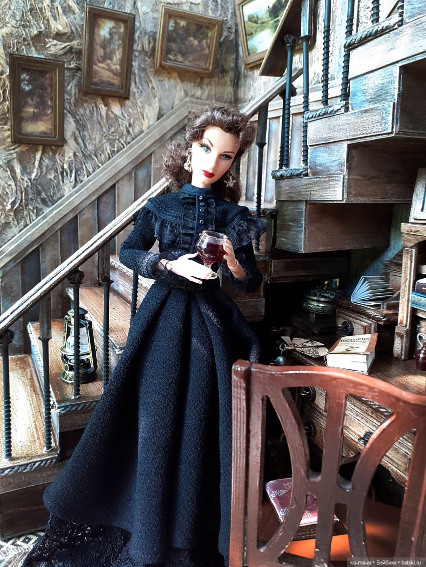 Комната с лестницей и окном