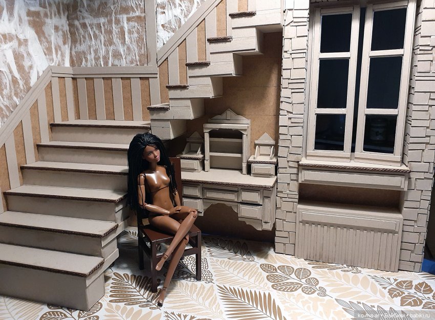 Комната с лестницей и окном (фото 3)