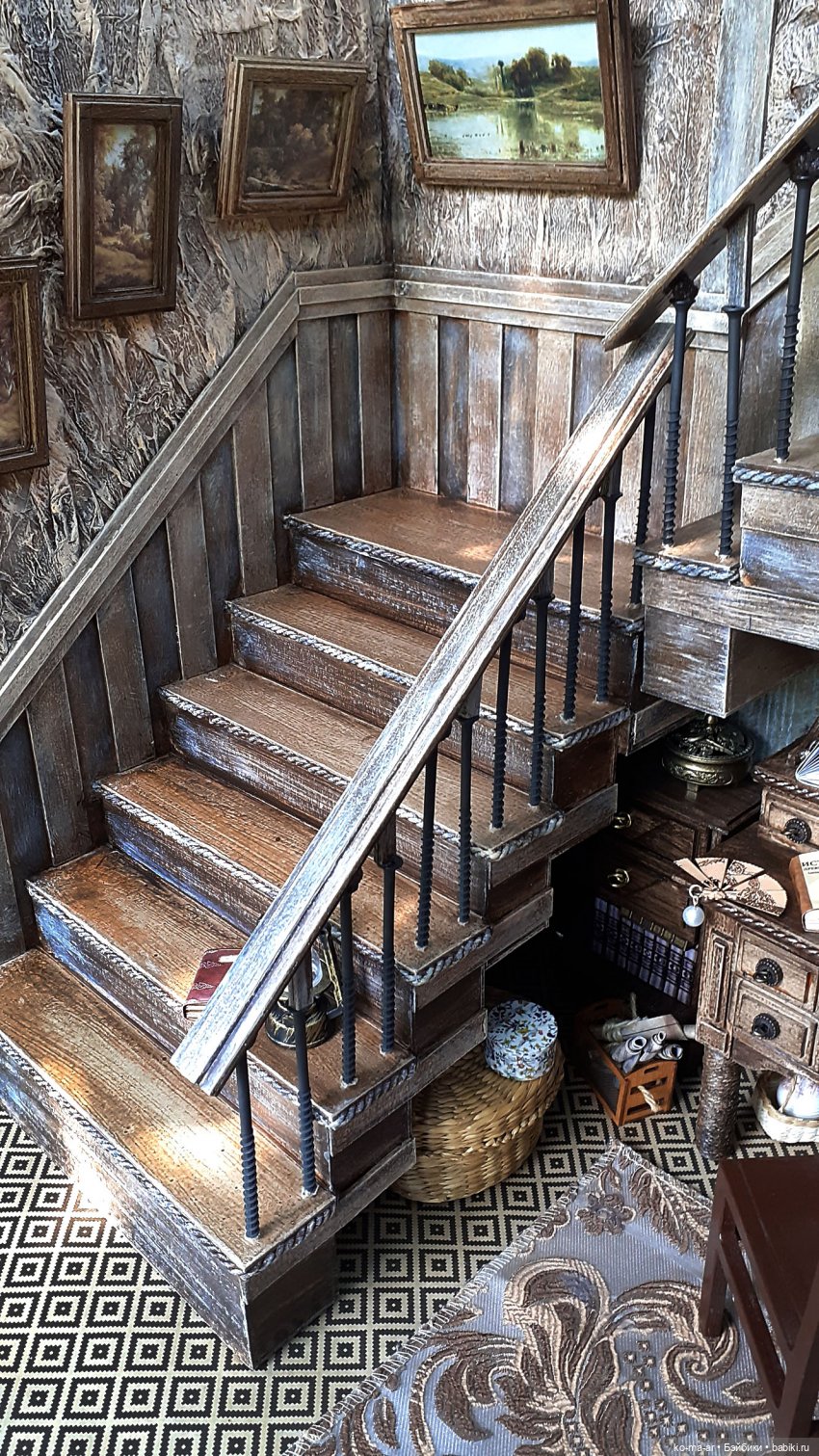 Комната с лестницей и окном