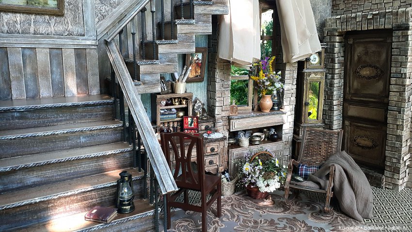 Комната с лестницей и окном (фото 7)