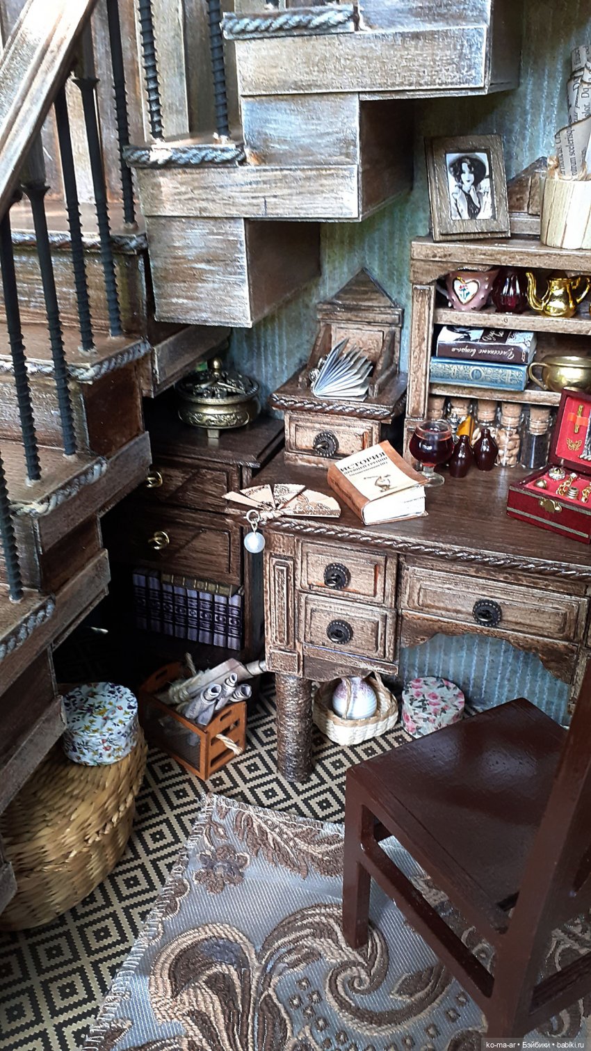 Комната с лестницей и окном