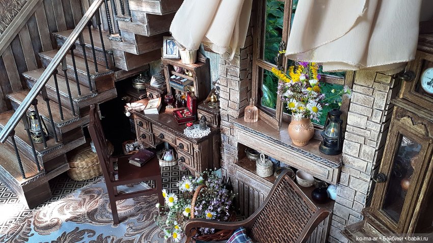 Комната с лестницей и окном