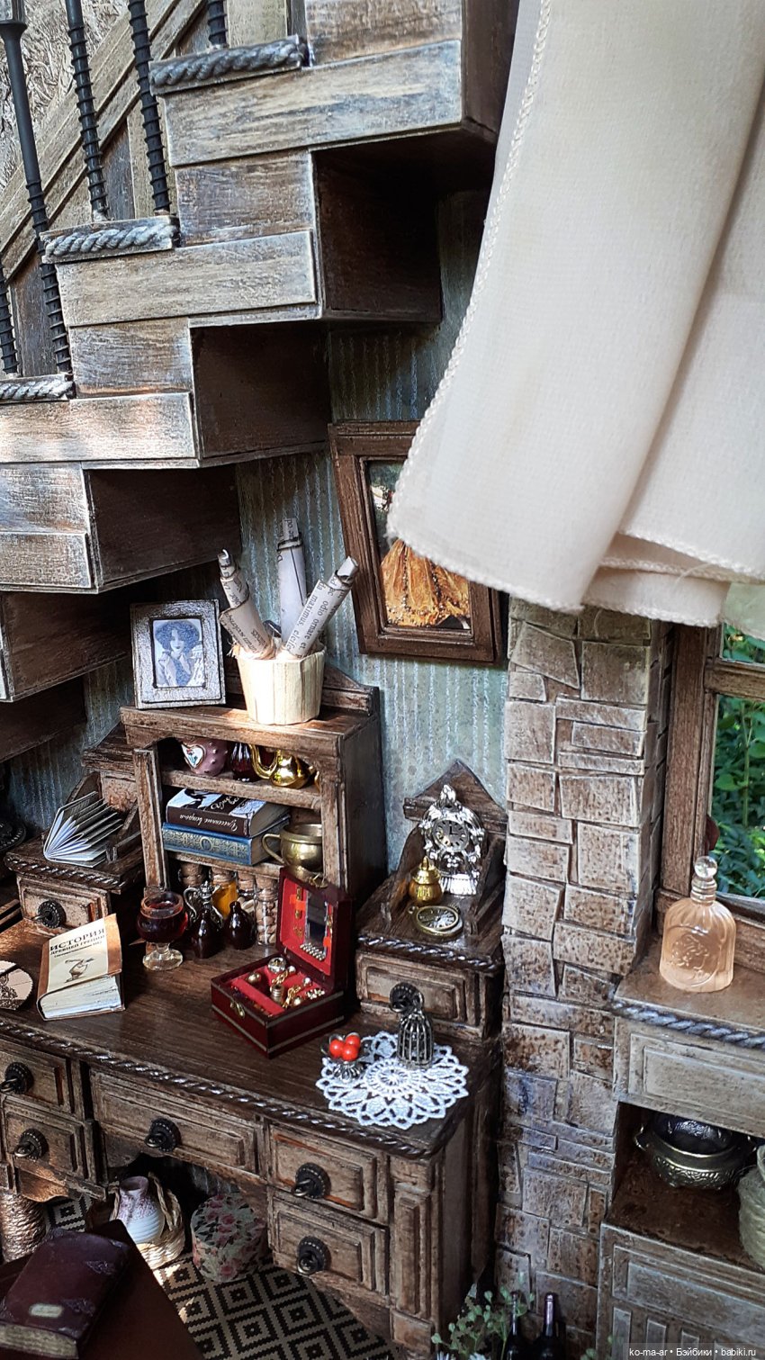 Комната с лестницей и окном